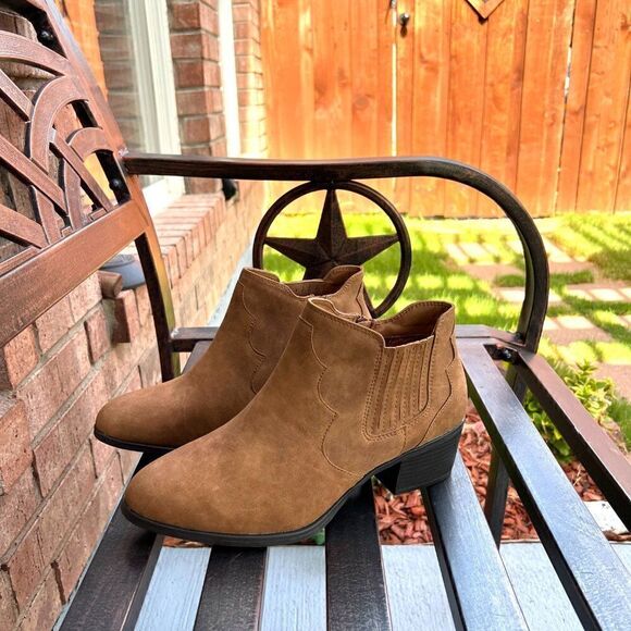 Avenue Shoes - Trixie Cowgirl Bootie - By Avenue - Sz 10M - Fall Trends 🍂🍁🍃